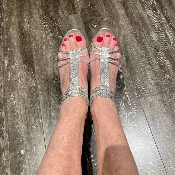 Silver shoes size 8, for an occasion, wedding, prom, graduation - Picture 5 of 7